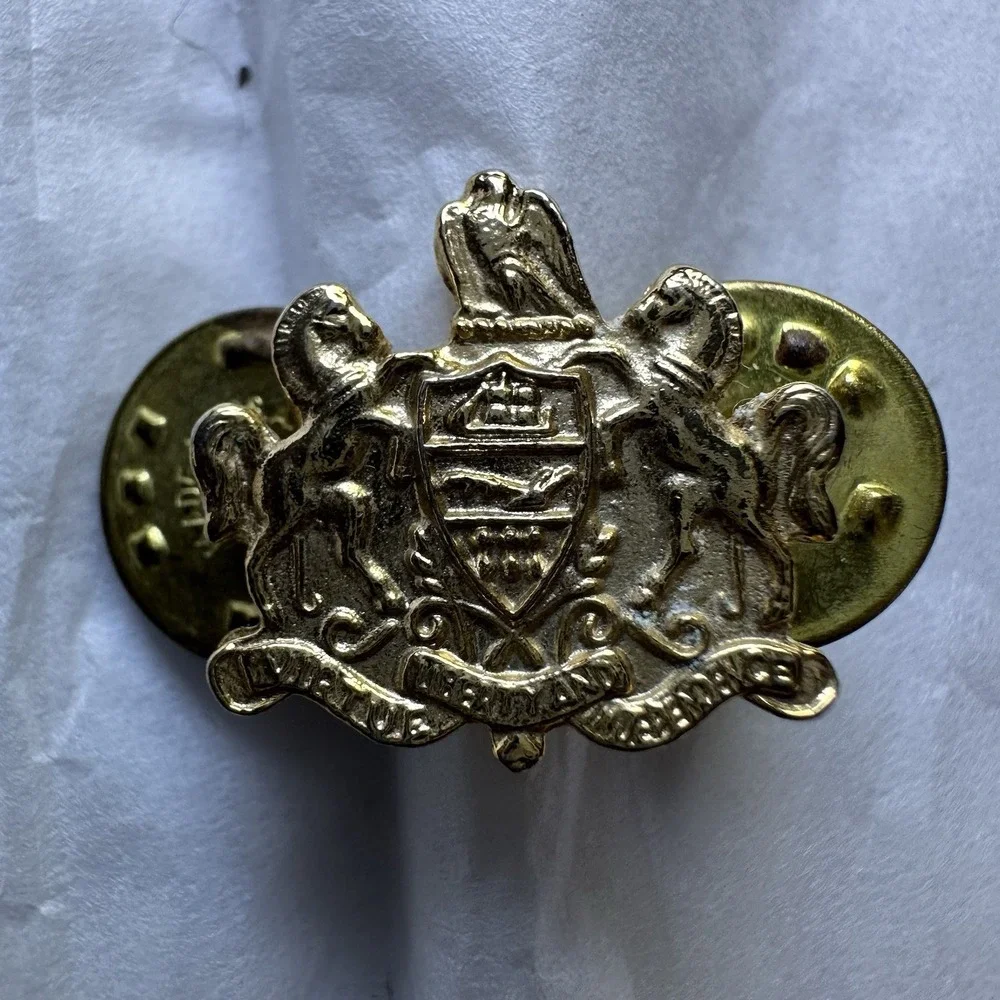 Vintage Pennsylvania State Seal Lapel Pin Gold Tone Coat of Arms Tie Tack‎ Motto